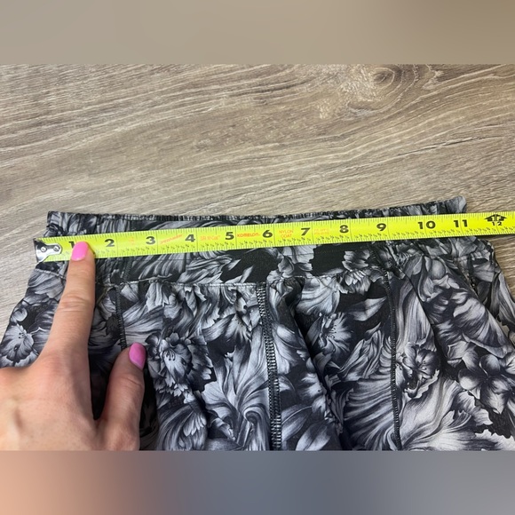 Lululemon Hotty Hot Short II Size 4 - Picture 8 of 11